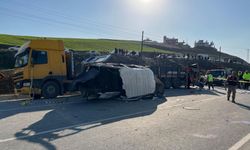 Yolcu servisi park halindeki tıra çarptı: 6 ölü, 8 yaralı