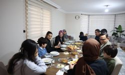 Konyalı bakan  depremzede ailenin iftar sofrasına konuk oldu