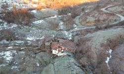 Heyelan sonucu 2 ahır ve bir ev enkaz altında kaldı