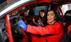 Kadın off-road pilotu, pistlerin tozunu attırıyor