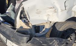 Minibüs ile otomobil çarpıştı: 16 yaralı