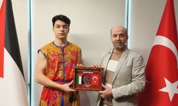 Birincilik ödülünü Filistin'e bağışladı