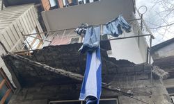 Çamaşır asmaya çıktığı esnada balkon çöktü