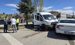 Diyaliz hastalarını taşıyan minibüs kazaya karıştı