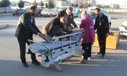 Başıboş sokak köpeklerinden kaçarken kalça kemiği kırıldı