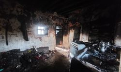 Kerpiç evde çıkan yangın evi kullanılamaz hale getirdi