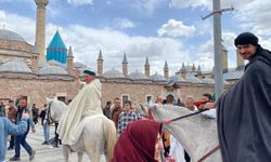 At sırtında hacca giden İspanyollar Konya'da