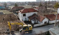 Konya'da yıkılma tehlikesi olan metruk binalar yıkılıyor