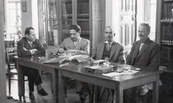 Anarşistler kütüphaneyi basıp yakmaya çalıştı