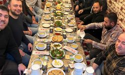 İlk iftarı minibüsçülerle açtı