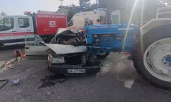Traktörle otomobil çarpıştı