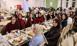 Vali Akın iftarını öğrencilerle birlikte açtı