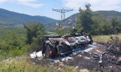Devrilen tırın tankerindeki zift yola saçıldı