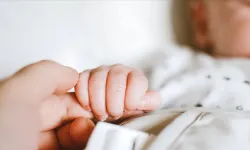 Bebeğini 2 bin euroya sattı: Geri almak isterken tutuklandı