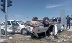 Trafikte can pazarı: çarpışmanın etkisiyle araç ters döndü