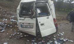 Minibüs devrildi,3 yaralı var