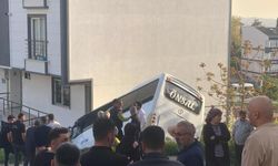 Midibüs apartmana çarparak durabildi