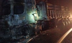 Alev topuna dönen TIR trafiği böyle kilitledi
