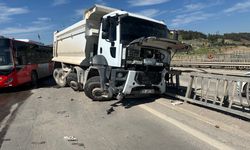 3 aracın birbirine girdiği kazada ortalık savaş alanına döndü