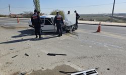 Konya- Aksaray yolunda Tofaş ve ticari araç çarpıştı