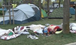 Vatandaşlar yeni güne park ve çadırlarda uyandı