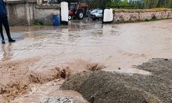 Konya'nın bazı ilçelerinde şiddetli yağış hayatı olumsuz etkiledi