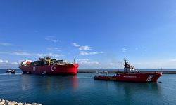 Ülkenin ilk yüzer doğal gaz üretim platformu limanda!