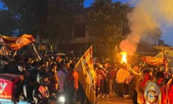 Galatasaray taraftarları Florya’da şampiyonluğu kutluyor