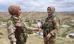 Güvenlik korucusu anne, silah arkadaşlarıyla vatan nöbetinde