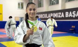 Fatma Zehra Meki, Altın madalyayı armağan etti