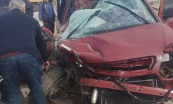 Otomobille kamyon çarpıştı, 1 ölü