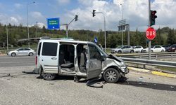 Araç ve otomobil çarpıştı: 10 yaralı