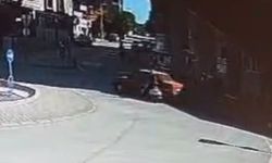 Kavşakta kaza anı kamerada: Kadın motosiklet sürücüsü hafif yaralandı