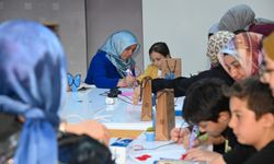Sanat atölyesinde Anneler Günü coşkusu