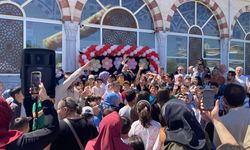 Minareler çocuk sesiyle yankılandı