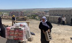 İmece usulüyle yapılan caminin inşaatına kadınlar da briket taşıyor