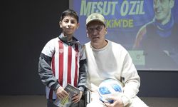 Eski futbolcu öğrencilerle bir araya girdi