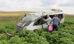 Minibüs yoldan çıktı, tarlaya uçtu