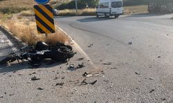 Motosiklet minibüse çarptı