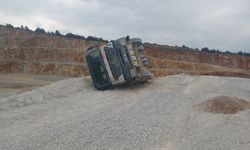 Kum yüklü kamyon devrildi