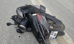 Otomobille motosiklet çarpıştı