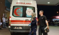 Motosiklet sürücüsü aracın altına girdi