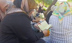 Öğrenciler sınavdayken aileler de dışarıda dua etti