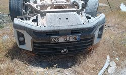 2 hafif ticari araç çarpıştı: 4 yaralı