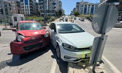 Yol birleşiminde arabalar çarpıştı
