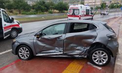 Araç otomobile yandan çarptı