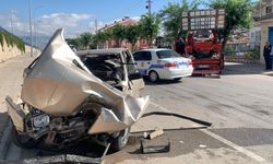 Aydınlatma direğine çarpan aracın sürücü yaralandı