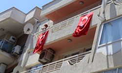 Şehit Pilot Albay Maden'in babaevine Türk bayrağı asıldı