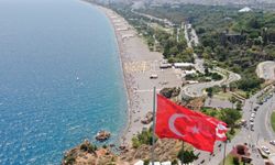 Turistlerden Konyaaltı sahiline yoğun ilgi
