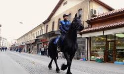 Atlı polisleri gören halk şaşkınlığa uğradı